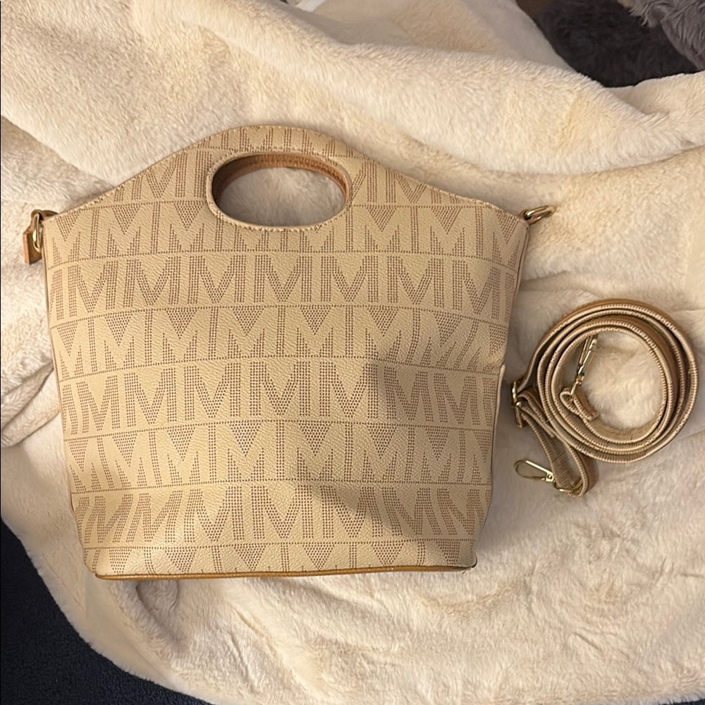 3/$15 🦞 MFK Collection Casey M Signature Crossbody Bag EUC